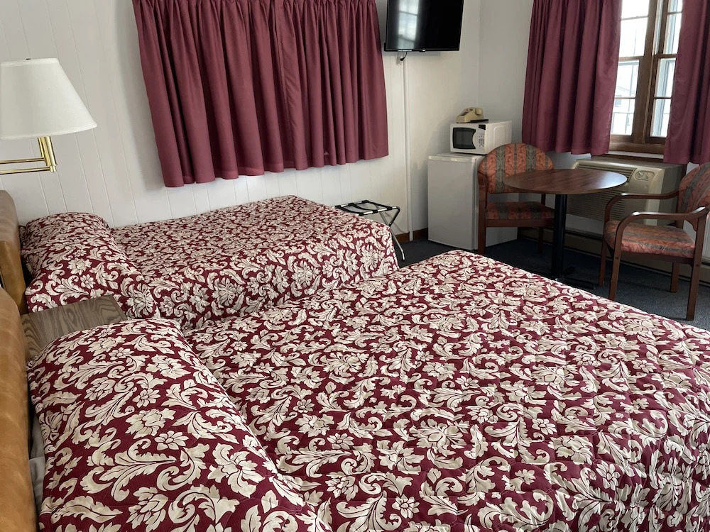 Colonial motel