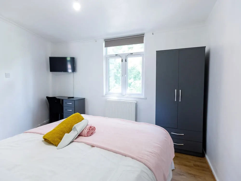 Inviting 3-bed House in London, Stay up to 6