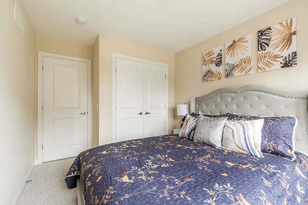 GLOBALSTAY. Modern Townhomes on Lake Ontario