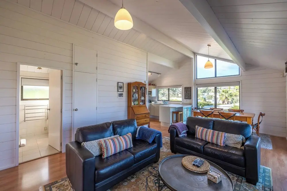 Matai Cottage in Oneroa with Sea Views