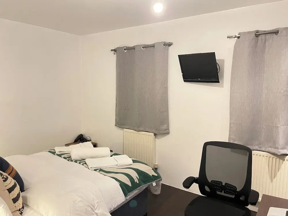Stepney Green Gated Area with Parking & Garden