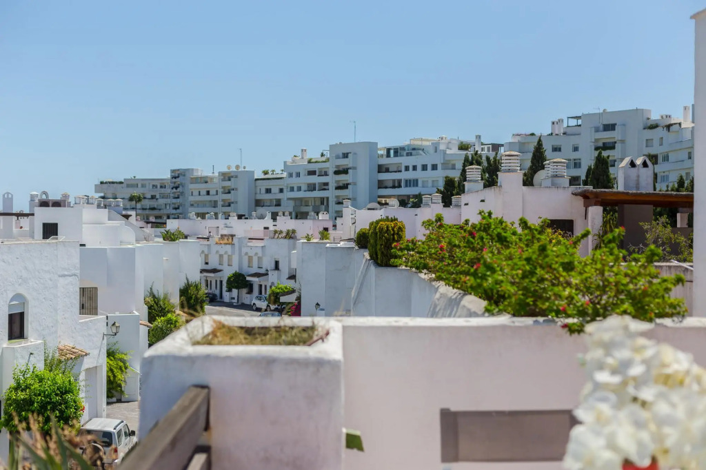 Charming Beachside Townhouse in San Pedro A Lovely Retreat Steps from the Shore
