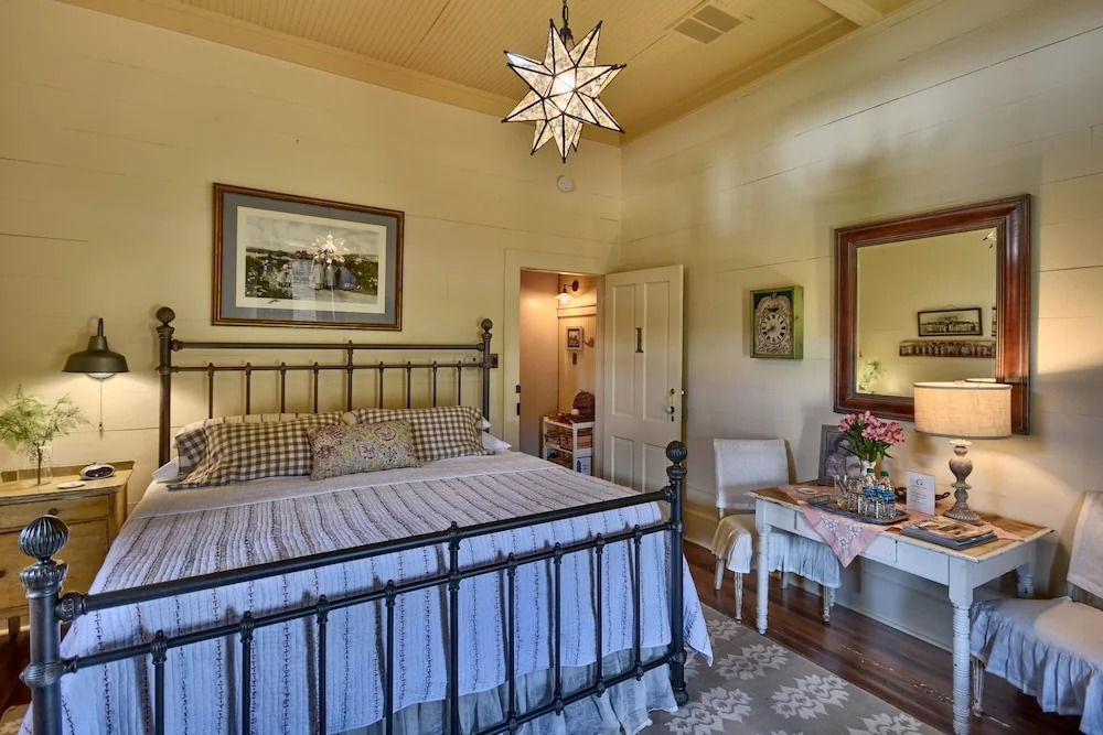 Heritage Sunday House