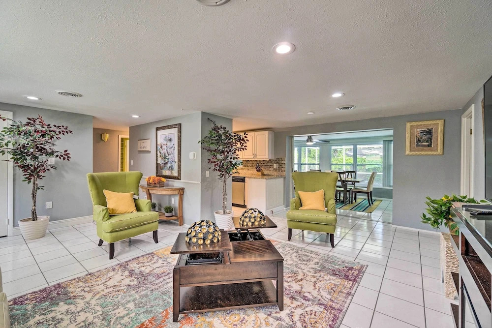 Peaceful Venice Villa w/ Patio - 2 Miles to Beach