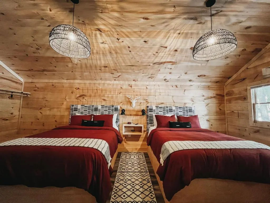 Adorable Studio Style Cabin Located Minutes From Lake Hartwell Cabin #4