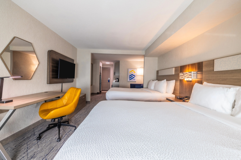 Holiday Inn Express and Suites Kansas City Airport by IHG