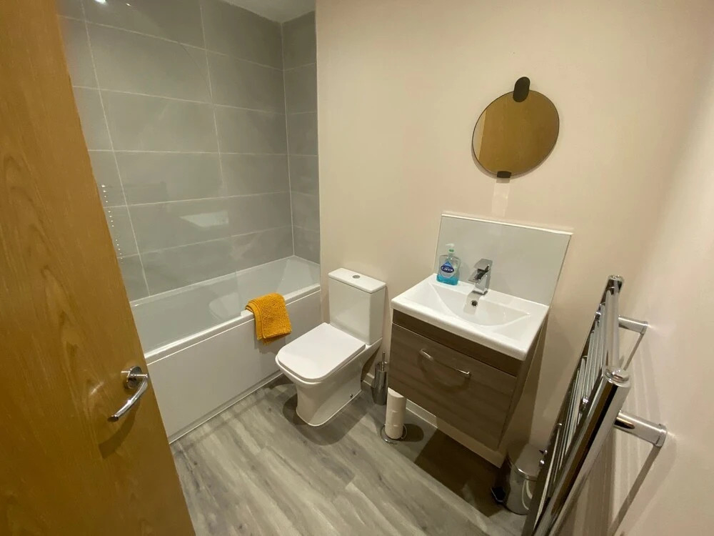 2 Bed Flat Near Old Trafford Stadium With Parking