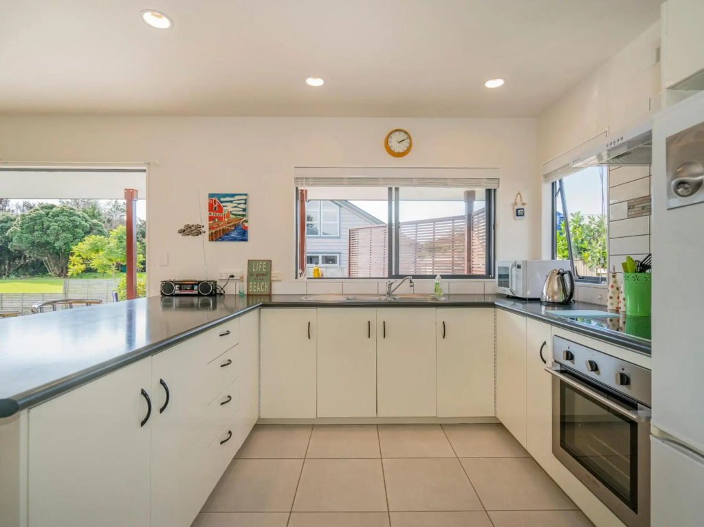 Sunlight Bach - Whitianga Holiday Home