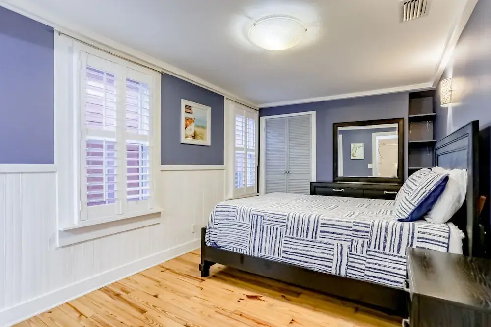 Adorable Cottage Near Downtown W/ Enclosed Yard & Spiral Staircase - Dogs OK