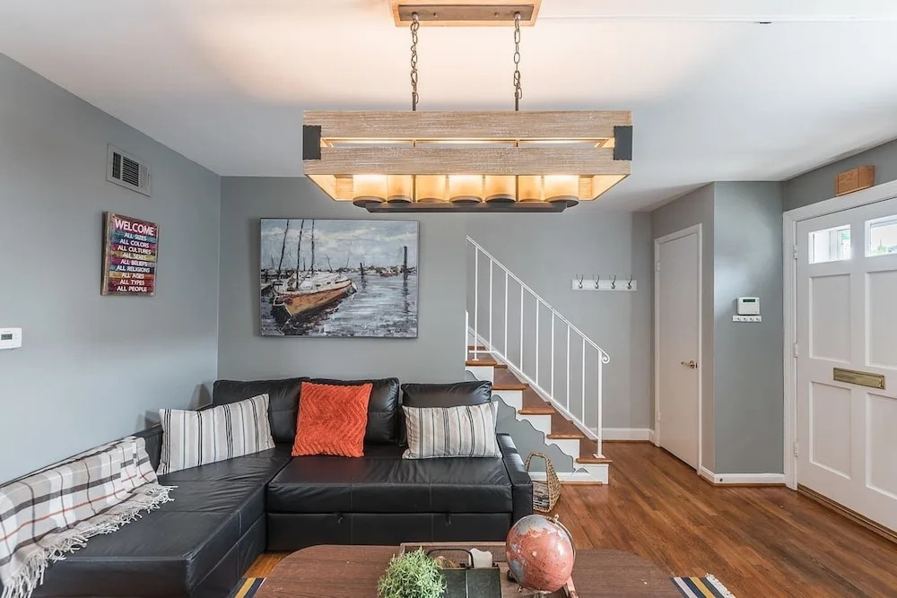 Gorgeous House with Pool Table 1 block to metro