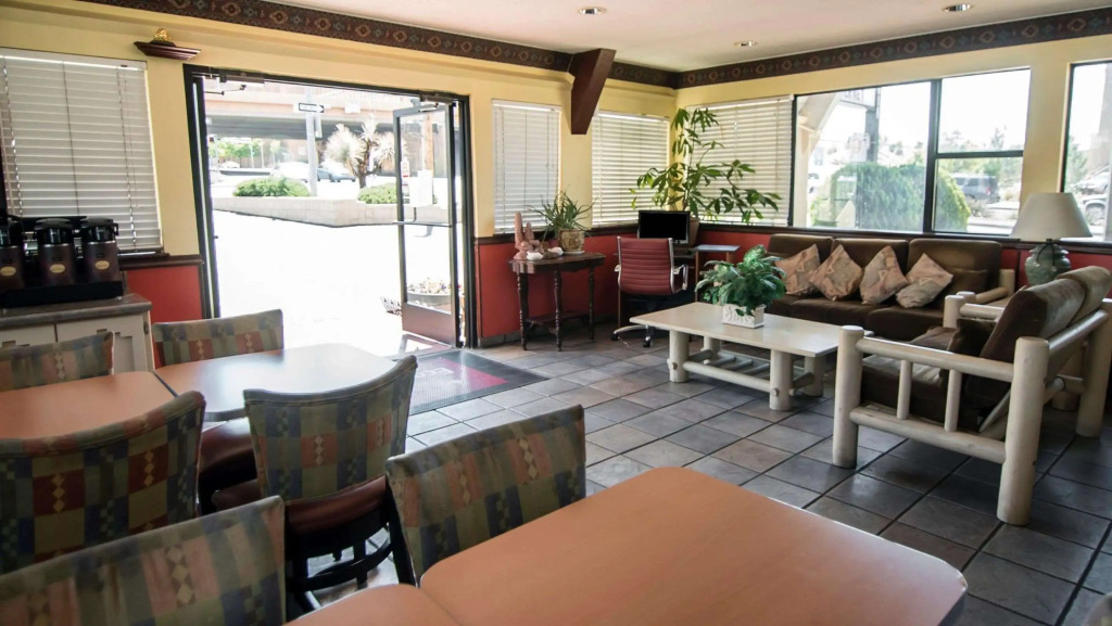 Super 8 by Wyndham Albuquerque Downtown