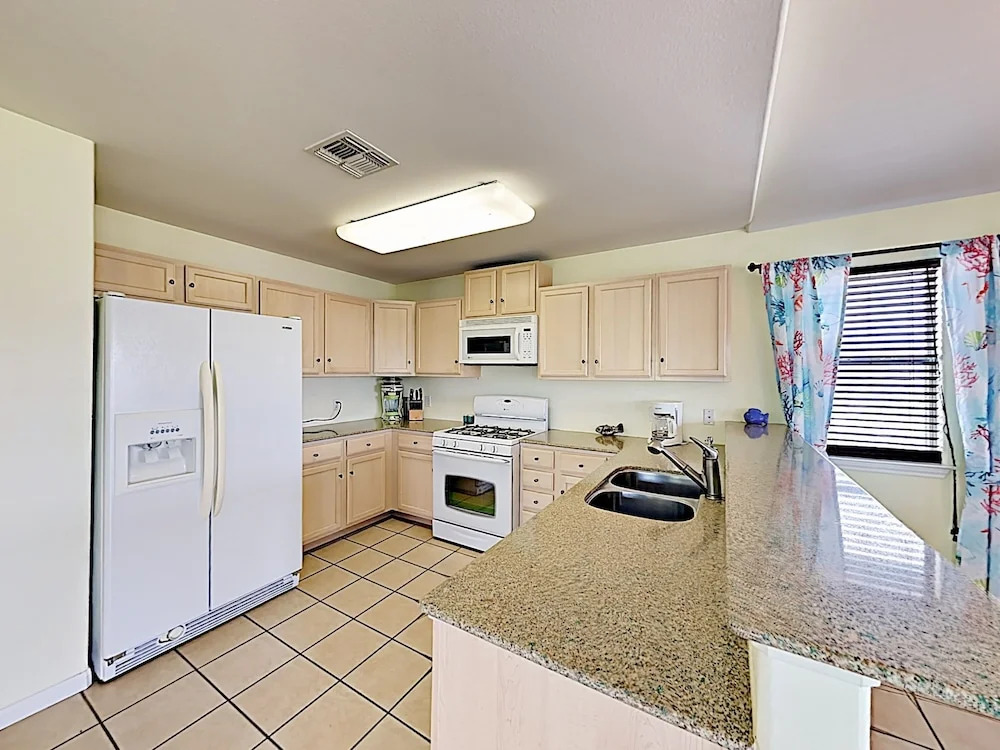 New Listing! Stilted : Bay Views, Fenced Yard 3 Bedroom Home