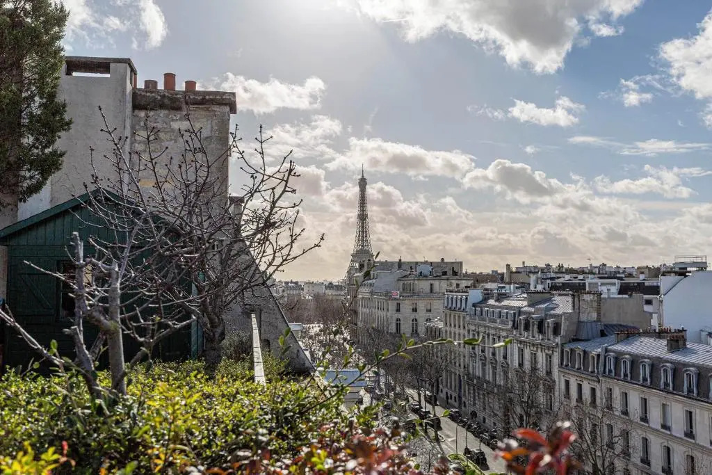 Veeve - Rooftop Views of the Arc de Triomphe