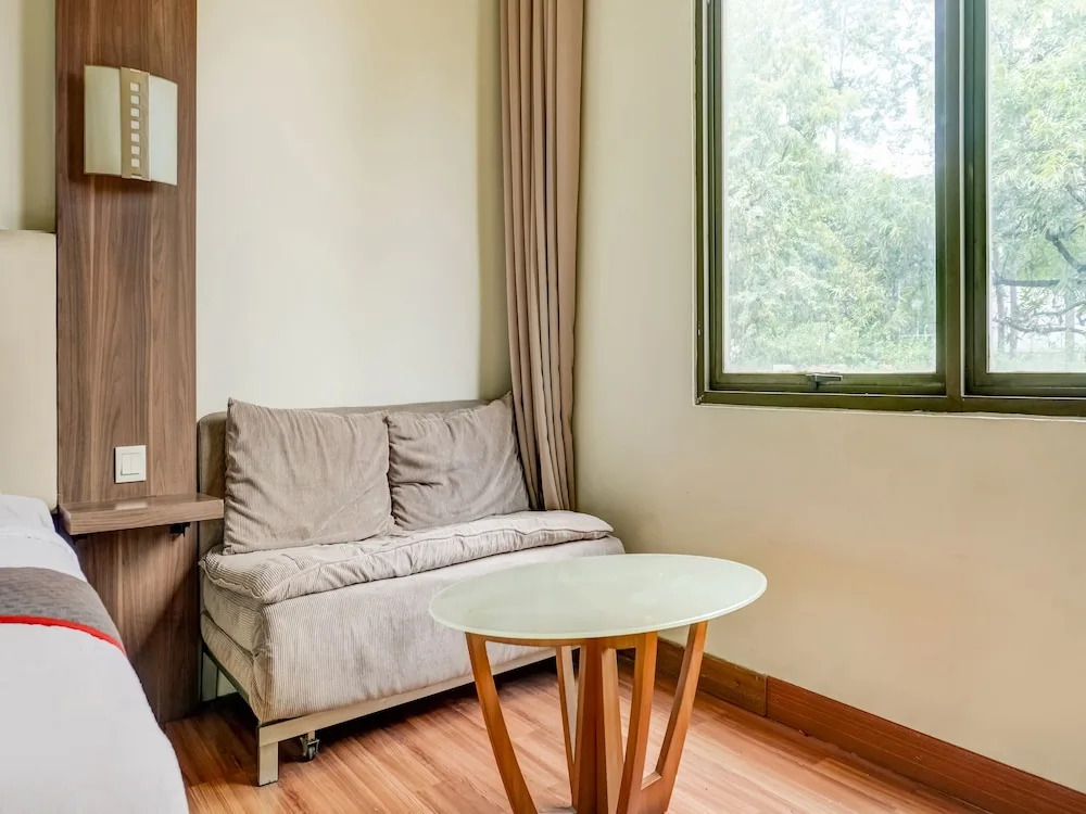 Townhouse OAK Hotel Grand Cikarang