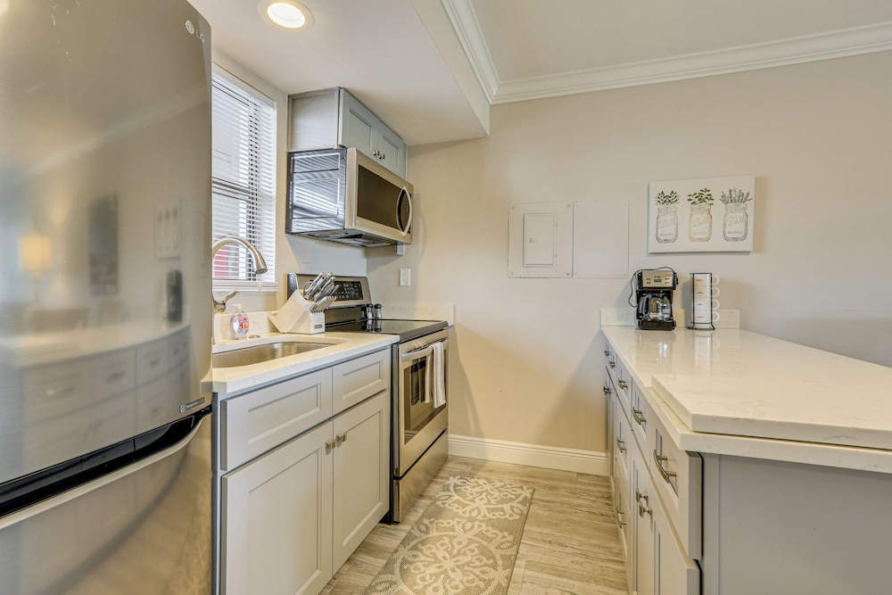 2 Mi to Tigertail Beach! Resort-style Gem w/ Pool
