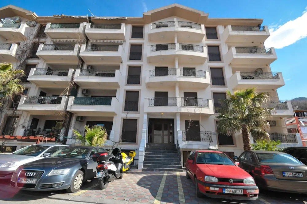 Apartments Maini