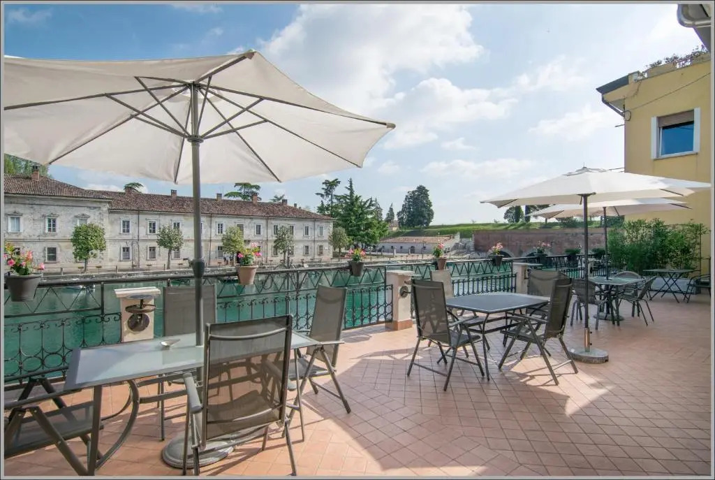 Fiori sullAcqua Apartments