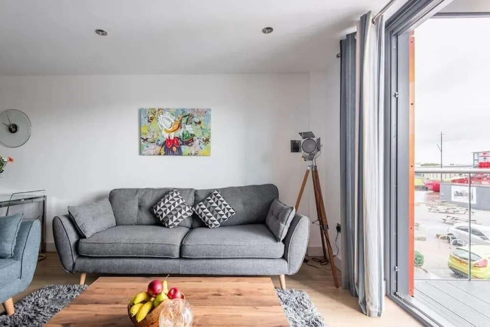 Beautiful 1 Bedroom Waterfront Apartment With Parking in Gloucester Docks