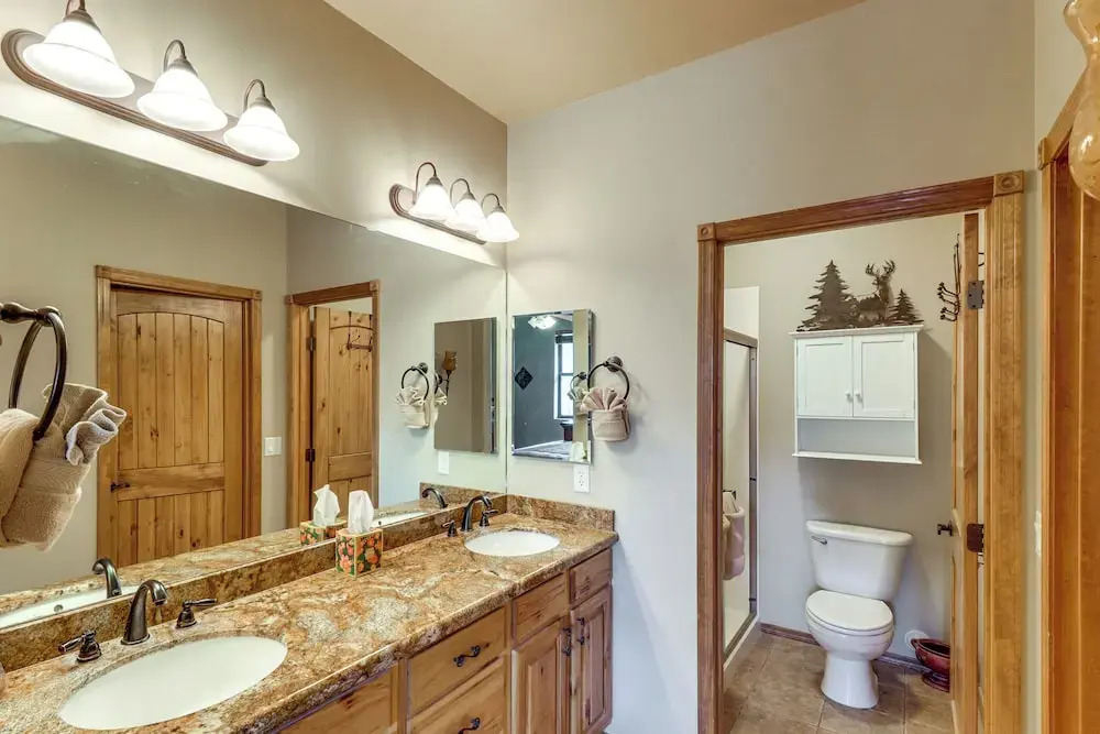 4 Miles to Lake: Retreat w/ 2 Decks!