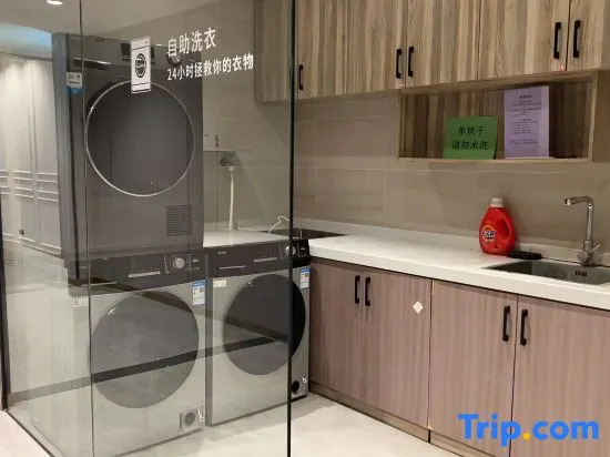 Wuhan Lanjing Hotel (Sports Center Dongfeng Company Subway Station)