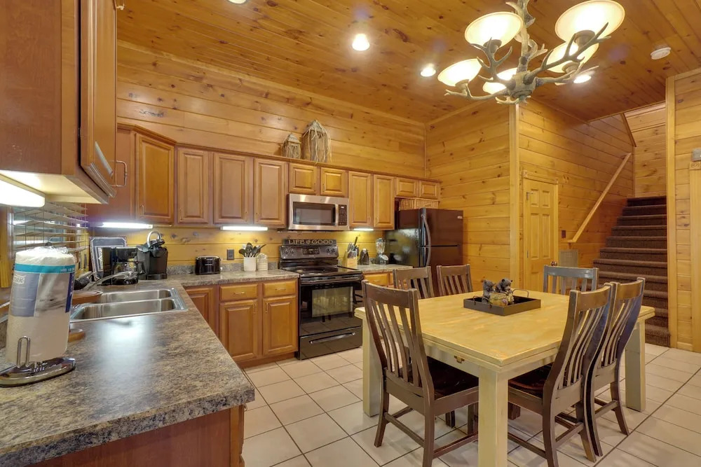 Cabin w/ Hot Tub & Deck, Near Smoky Mtn Trails!