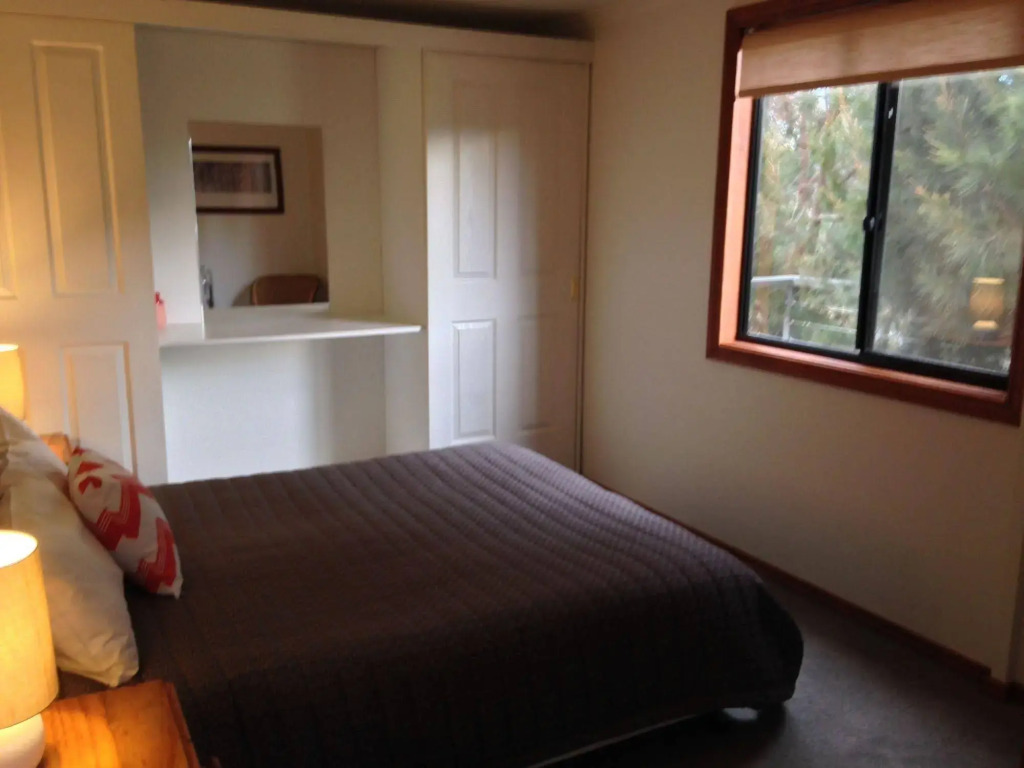 Storm Bay Guest House & Cottage