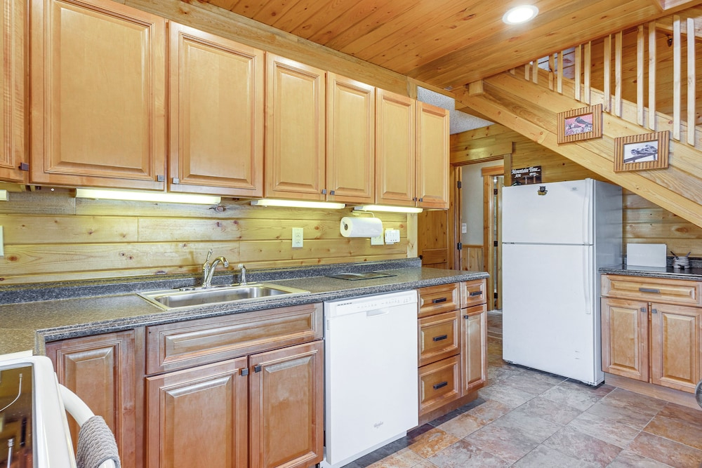 Pool & Hot Tub Access at Top-floor Granby Getaway!
