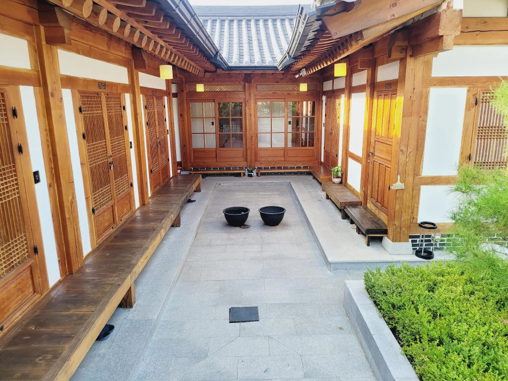 Jeonju Hanok village Deoksugung