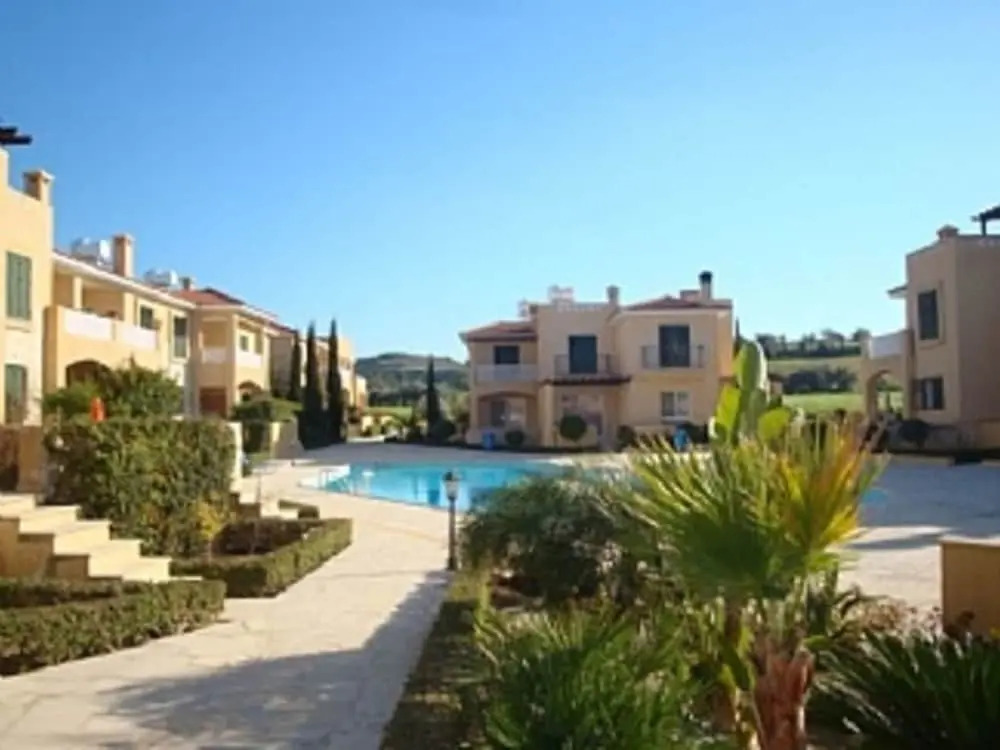 2 Bed House - Sleeps 4 - Pool - Garden - Parking