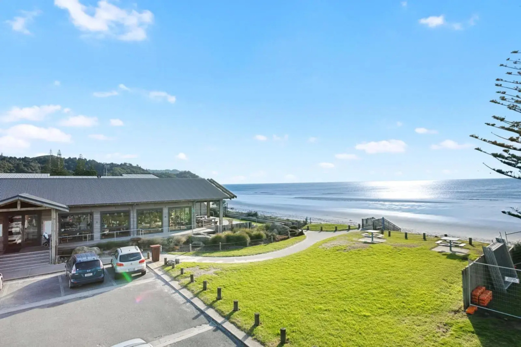 The White Haus - Waihi Beach Upstairs Holiday Unit