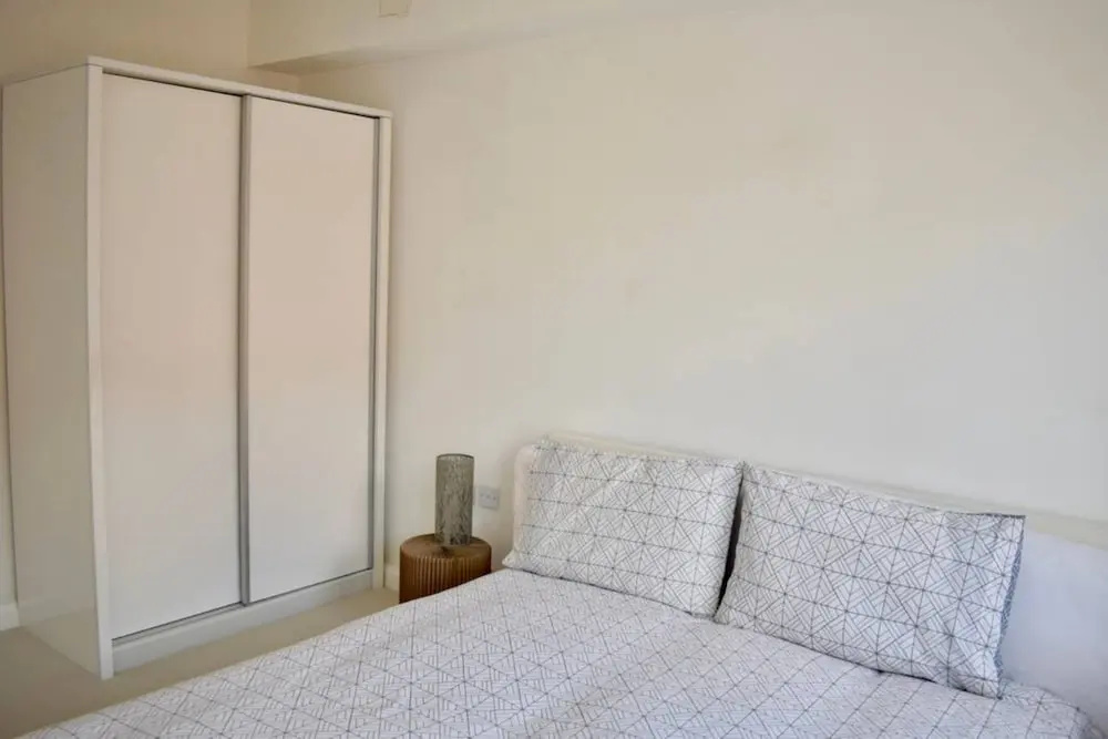 Modern 1 Bedroom Apartment With Balcony