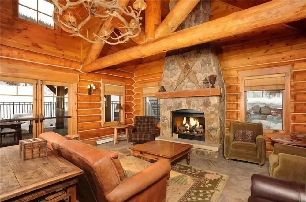 Private 3 Bedroom Townhome Located in East Keystone With Access to a Firepit, Hot Tub, and Billiards