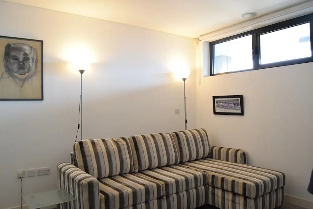2 Bedroom Kennington Apartment With Balcony