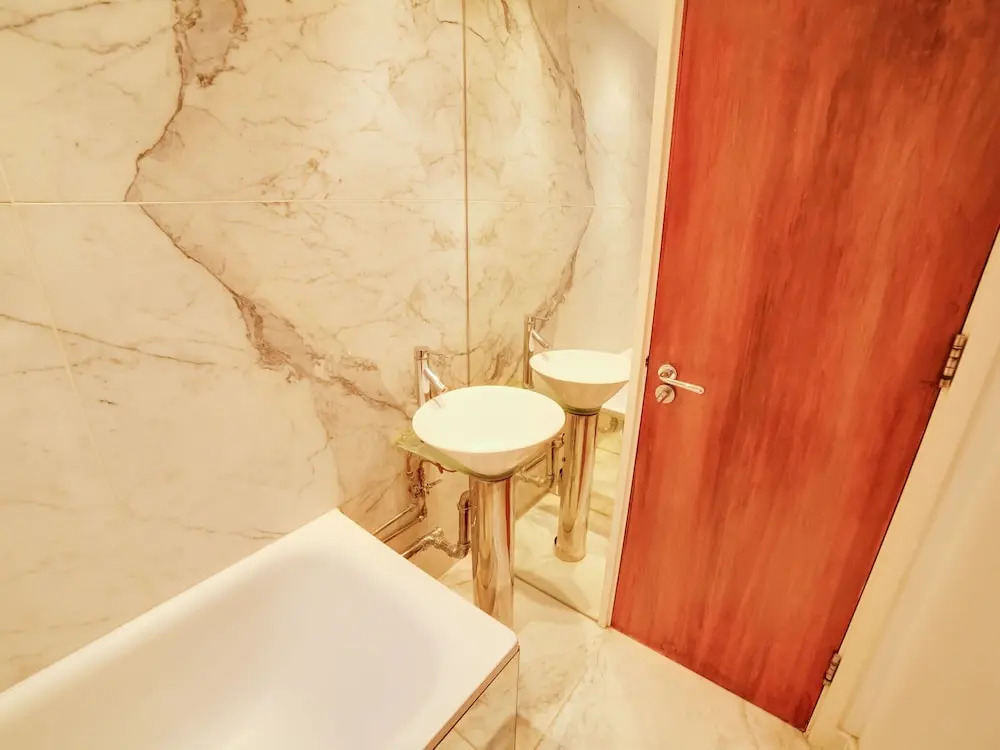 Captivating Studio in London With Jacuzzi