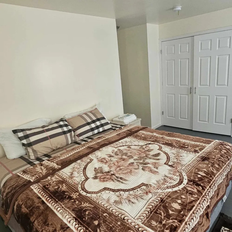 Room E Divine Villa 5mins to EWR