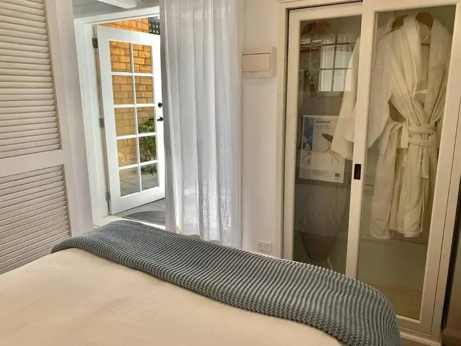 Stylish Private Studio, Close to Beach, WIFI, Parking