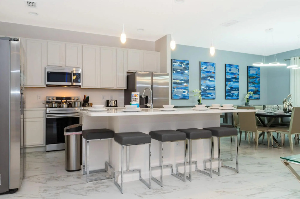 Large beautiful home by Disney