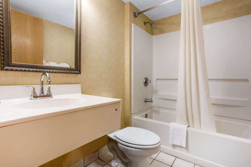 Rodeway Inn & Suites near Outlet Mall - Asheville