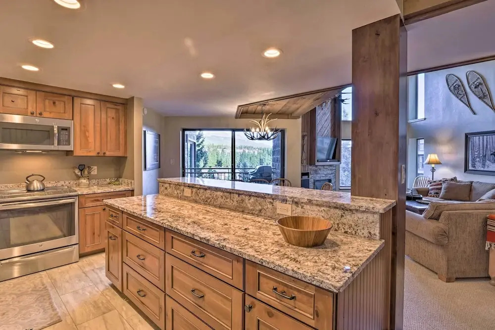 Walk to Ski Lift: Mtn-view Condo in Breckenridge
