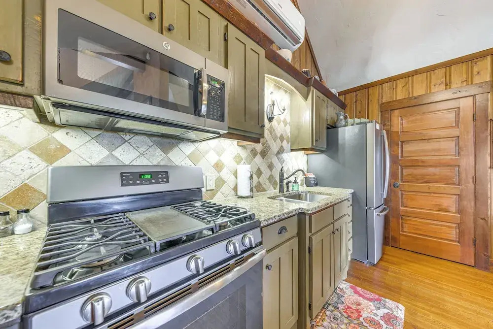 2 Mi to Village of Ruidoso! Little Pine Cottage