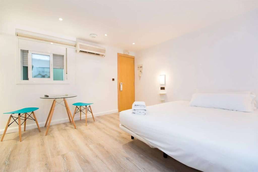 AinB Las Ramblas Colón Apartments