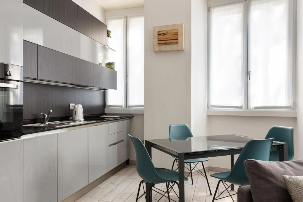 Wide and Bright Apartment next to metro station - Pacini