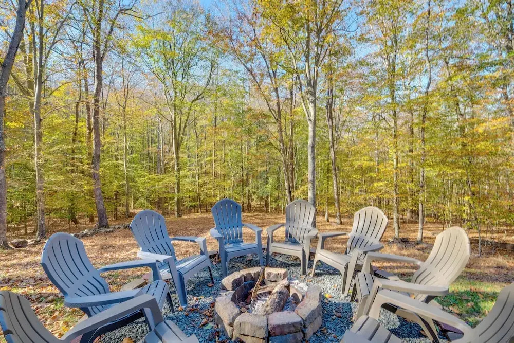 Spacious & Serene Lake Ridge Retreat w/ Game Room!