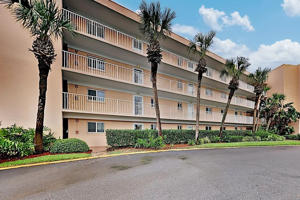 Modern Ocean Tennis & Racquet Club W/ Pools 2 Bedroom Condo