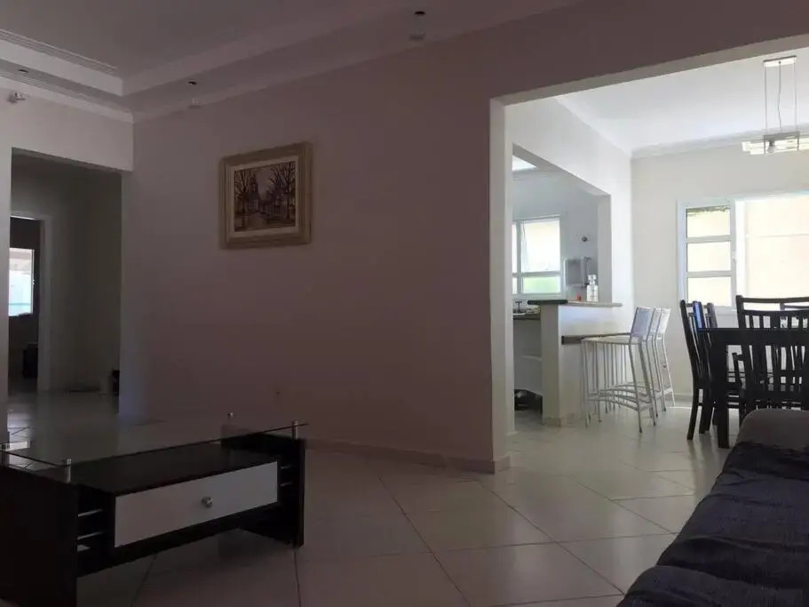 Casa de praia com piscina e churrasqueira - Indaiá Bertioga