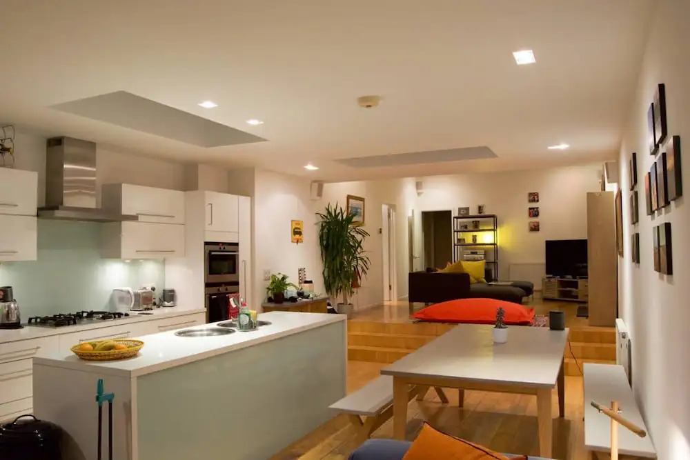 Lovely 2 Bedroom Apartment With Stunning Kitchen on to Garden