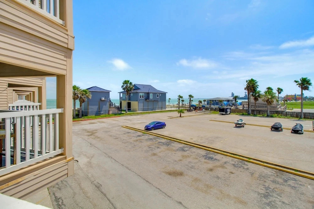 Poolside Fun, Ocean Strolls! Corpus Christi Escape