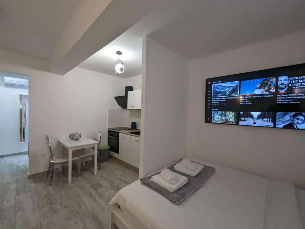 Chic Modern Studio in Historic Building w Floor Heating, 65" TV, Washer and Dryer
