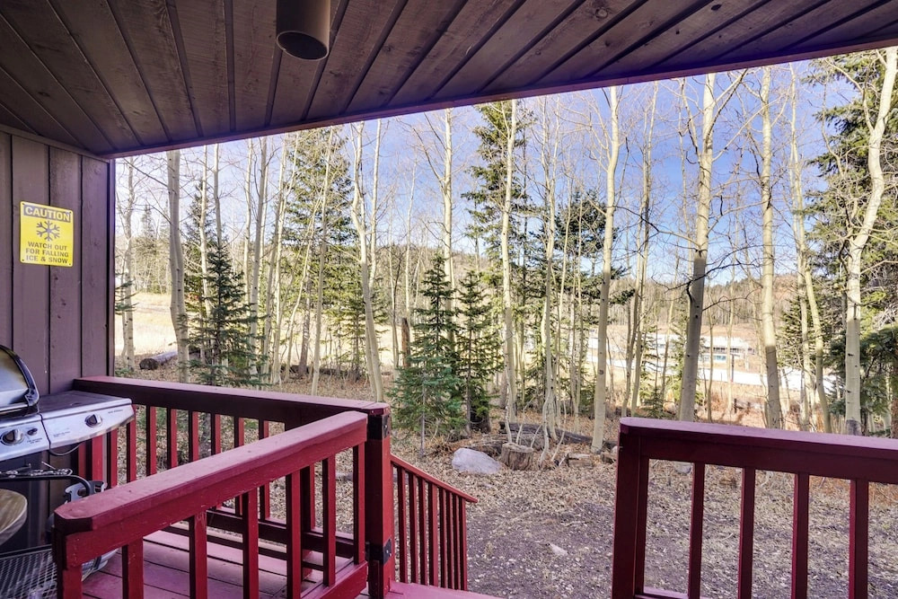 Ski-in, Ski-out Brian Head Condo w/ Fireplace!