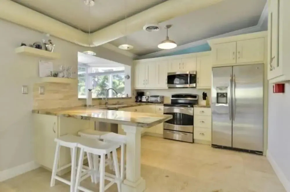 Beautifully Remodeled Roomy Single Family Stilt Home, 2 Bedroom Home by RedAwning